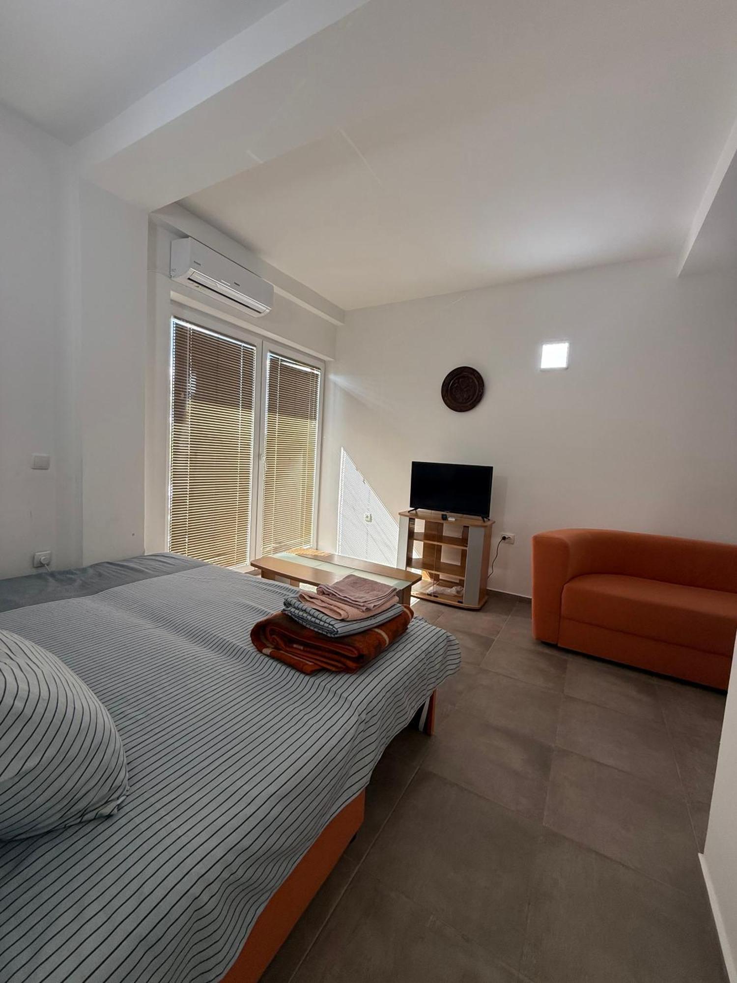 Restaurant & Apartments Lipa Pestani Bagian luar foto
